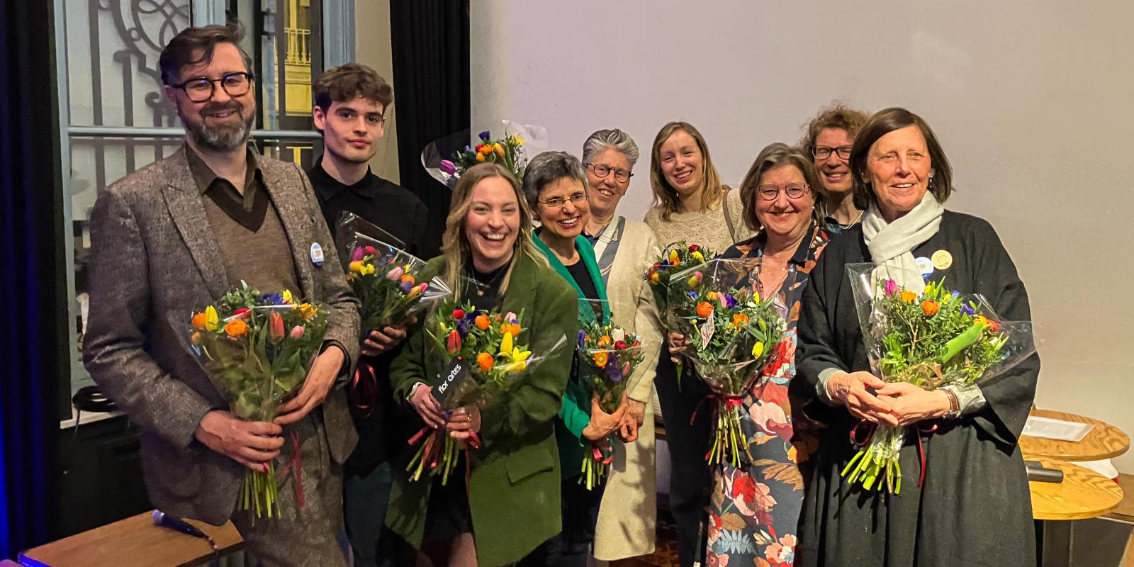 10 inspirerende sprekers & 150 vrijwilligers, sponsors en sympathisanten: een TEJO-viering om nooit te vergeten! Al onze sprekers kregen na afloop een boeketje bloemen en lachten mooi voor een groepsfoto.